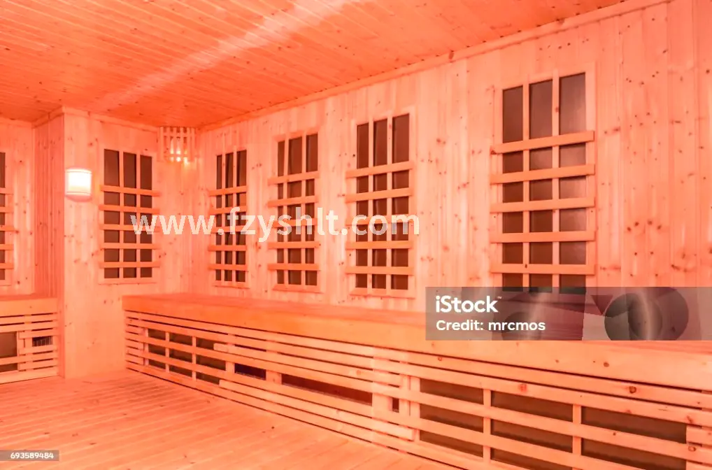 按摩师的手在顾客腿部进行推拿