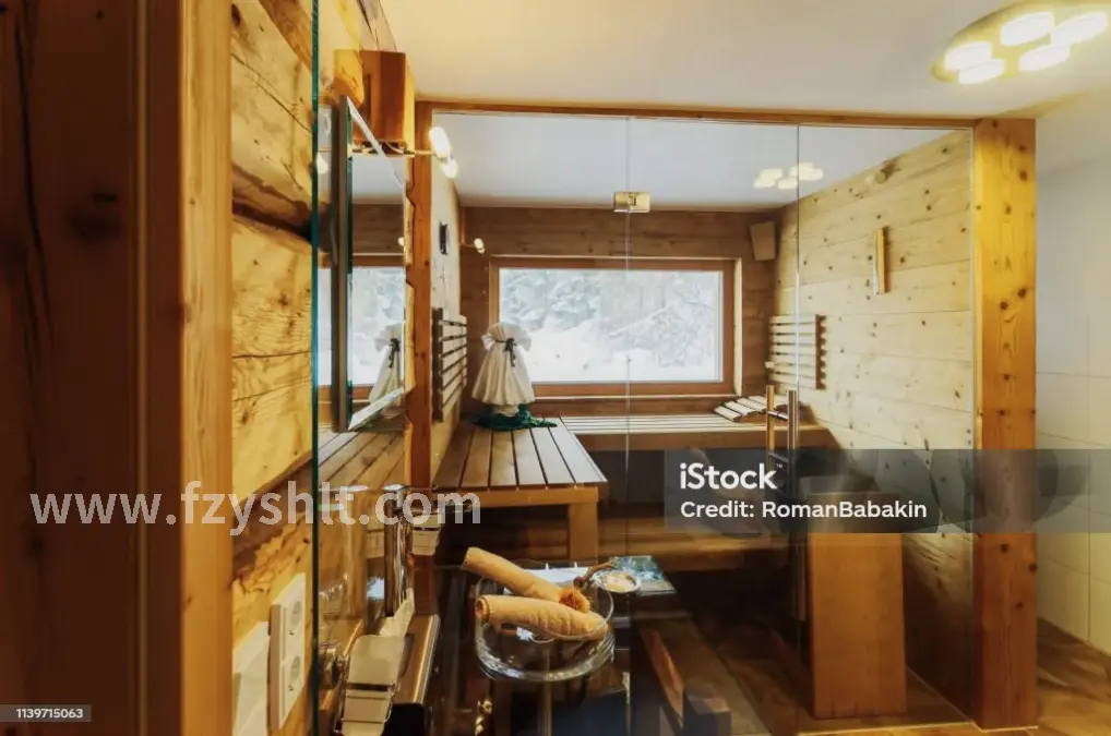 按摩师为顾客按摩